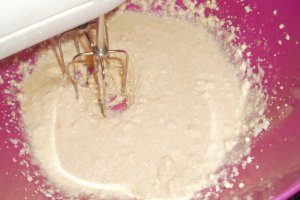 Clatite pufoase reteta cu branza de vaci si stafide