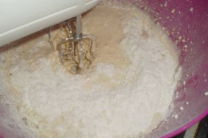 Clatite pufoase reteta cu branza de vaci si stafide