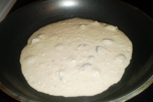 Clatite pufoase reteta cu branza de vaci si stafide