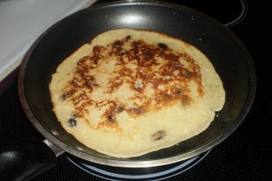 Clatite pufoase reteta cu branza de vaci si stafide