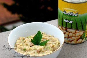 Pasta de fasole cu naut si ardei copt