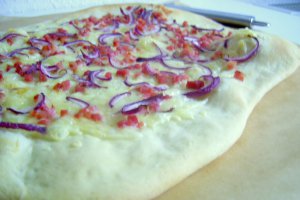 Flammkuchen cu sunca si ceapa