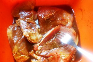 Fasole cu legume si porc la tava