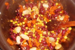 Fasole cu legume si porc la tava
