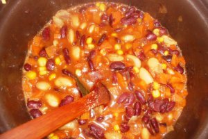 Fasole cu legume si porc la tava