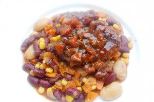 Fasole cu legume si porc la tava