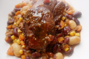 Fasole cu legume si porc la tava
