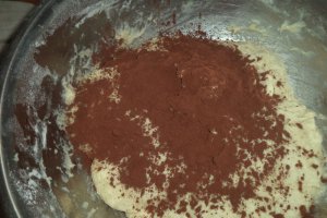 Cozonac de post cu stafide,curmale si cacao