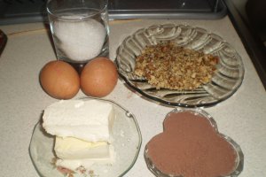 Tort cu crema de ciocolata si nuci