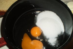 Tort cu crema de ciocolata si nuci