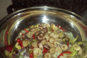 Ciuperci cu legume la tigaie si piure de post