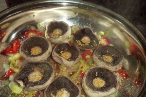 Ciuperci cu legume la tigaie si piure de post