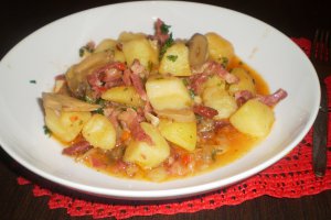 Tocanita de cartofi cu ciuperci si bacon afumat