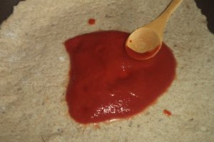 Pizza din aluat negru cu branzeturi si masline