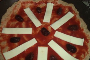 Pizza din aluat negru cu branzeturi si masline
