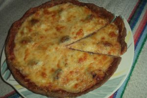 Pizza din aluat negru cu branzeturi si masline