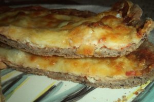 Pizza din aluat negru cu branzeturi si masline