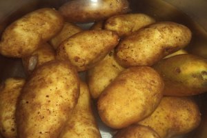 Cartofi umpluti cu crema de branza la cuptor