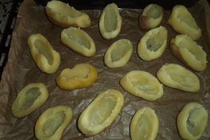 Cartofi umpluti cu crema de branza la cuptor