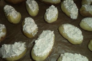 Cartofi umpluti cu crema de branza la cuptor