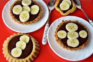 Minitarte de post cu sos de cacao si banane
