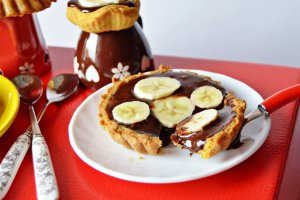 Minitarte de post cu sos de cacao si banane