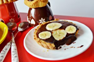 Minitarte de post cu sos de cacao si banane