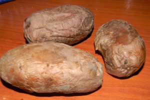 Salata calda cu cartofi copti si alge de mare