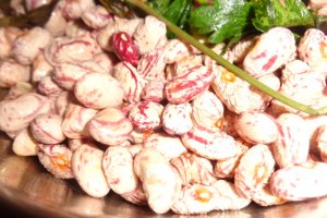 Fasole boabe cu galbiori  si cimbrisor salbatic