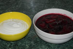 Iaurt cu prune caramelizate