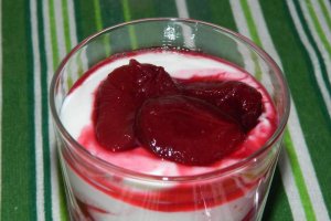 Iaurt cu prune caramelizate