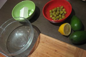 Pasta de avocado cu branza si masline