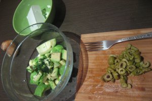 Pasta de avocado cu branza si masline