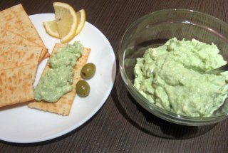 Pasta de avocado cu branza si masline