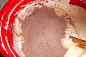 Tort cu 3 feluri de ciocolata