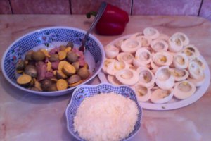 Oua umplute cu pate de ficat si telemea Delaco