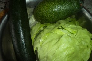 Salata de zucchini cu avocado si lamaie