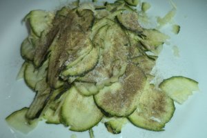 Salata de zucchini cu avocado si lamaie