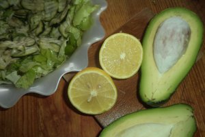 Salata de zucchini cu avocado si lamaie
