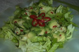 Salata de zucchini cu avocado si lamaie