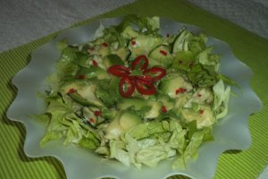 Salata de zucchini cu avocado si lamaie