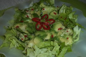 Salata de zucchini cu avocado si lamaie