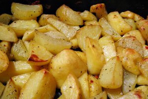 Cartofi la cuptor,  condimentati cu busuioc