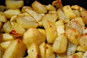 Cartofi la cuptor,  condimentati cu busuioc
