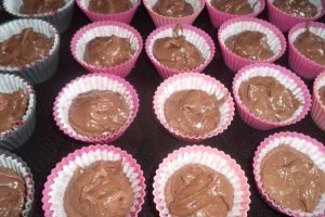Muffins cu bucati de ciocolata amaruie si Rama mit Butter