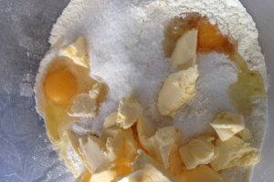 Tarta cu nuci si magiun de prune