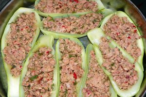 Dovlecei umpluti cu carne tocata ,la cuptor