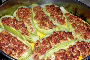 Dovlecei umpluti cu carne tocata ,la cuptor