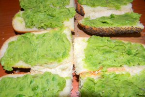 Sandvici cu sunca si mazare verde