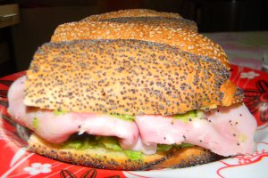 Sandvici cu sunca si mazare verde
